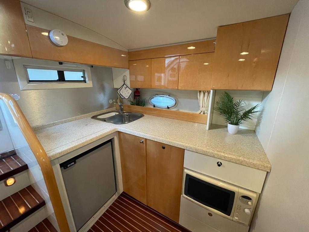 Cozy Yacht Lodge In Barcelona With Boat Tour Option Sant Adria de Besos Exterior photo
